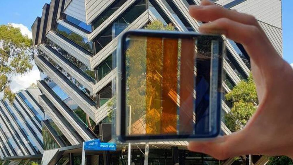 Disse solellene slipper inn lys, og videre utvikling kan gi oss fremtidens vinduer. Teknologien der semi-transparente solceller erstatter vindusglass, har utviklet seg raskt de siste årene.