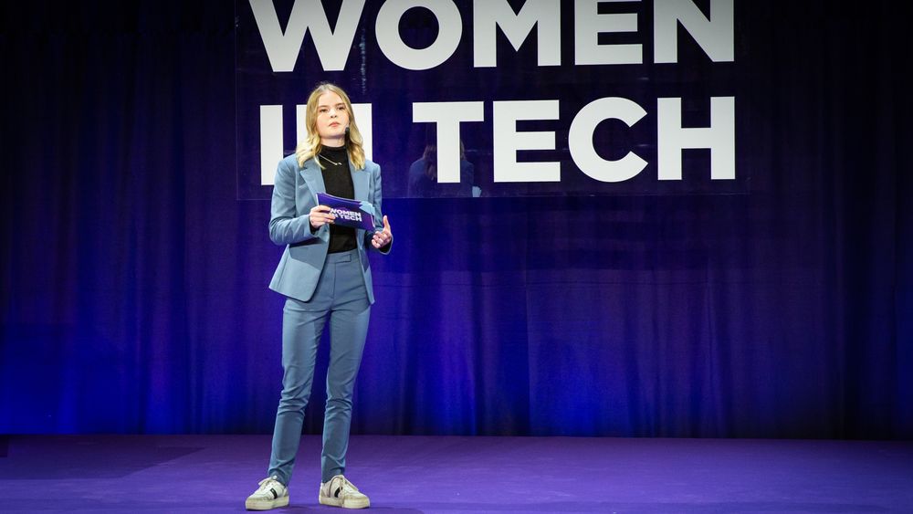 Wilma Emanuelsson på scenen under Women in Tech i Stockholm i mai.