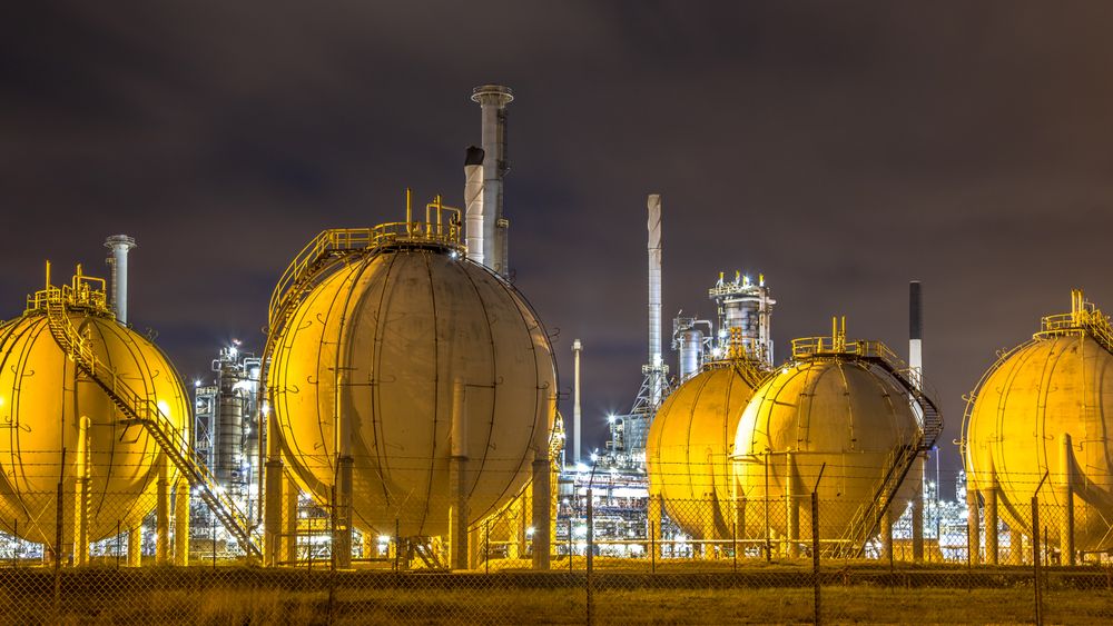 Naturgass finnes i store mengder, som her i Rotterdam. En ny teknologi kan omdanne gassen til hydrogen og fange CO2 samtidig, uten at prosessen tilføres energi utenfra. Det vekker internasjonal interesse.