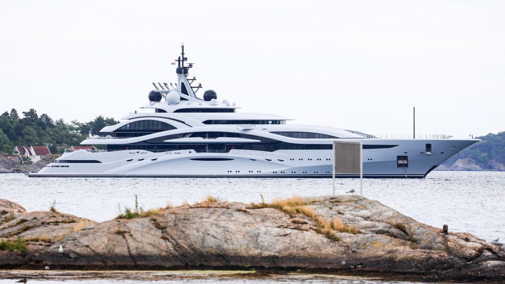 En av verdens største yachter, Al Lusail, befant seg søndag ettermiddag like utenfor Kristiansand sentrum.