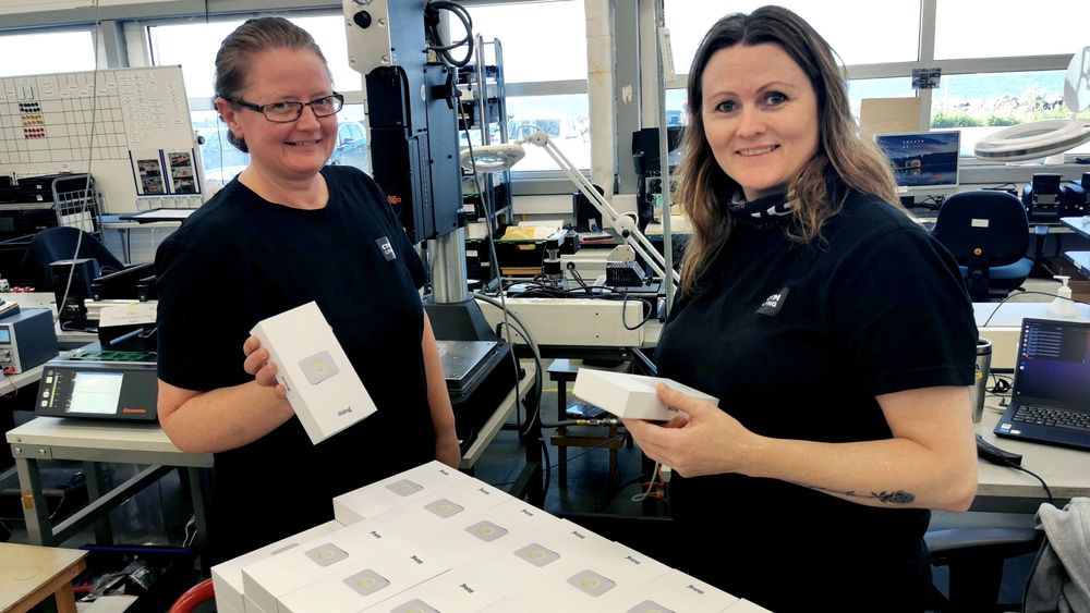 Randi Strand og Hildegunn Sæther i CTM Lyng viser fram resultatet av Lilbit-produksjonen i Vanvikan.