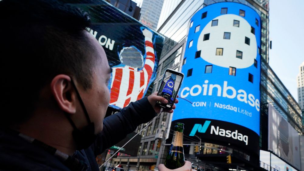 Det var en produktsjef i Coinbase som brukte informasjon fra sin rolle til å tipse andre om hvilke valutaer som kom til å stige i verdi. 