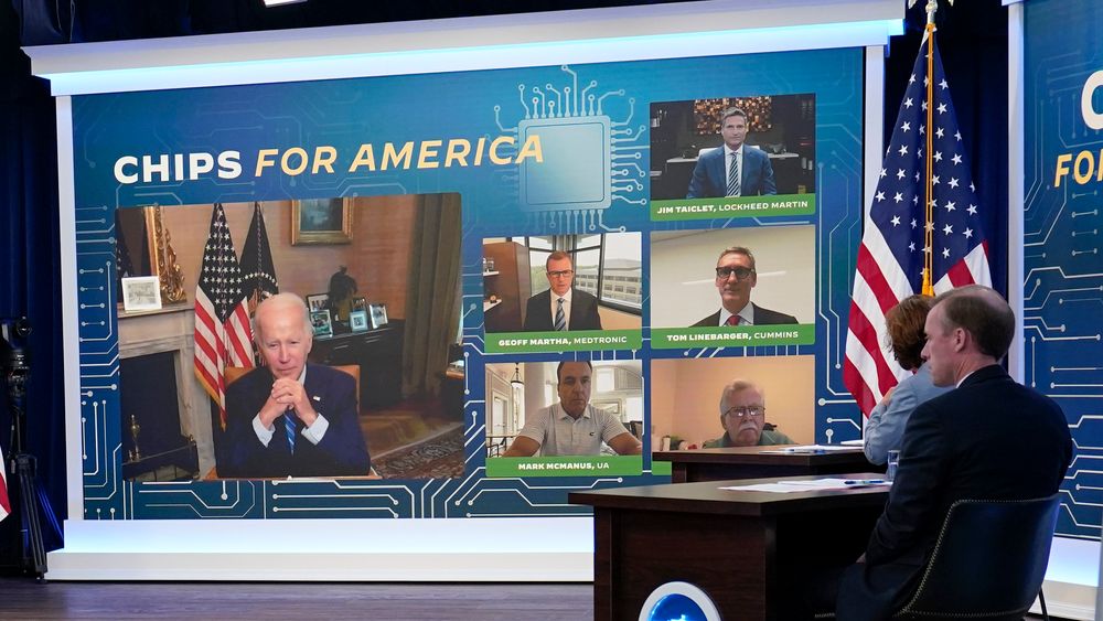 USAs president Joe Biden snakker på et møte om å få produksjonen av databrikker i USA opp og gå igjen. 