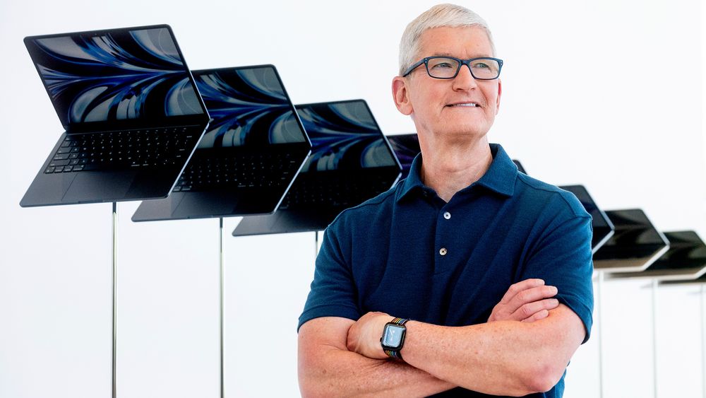 Apple-sjef Tim Cook sier det er store utfordringer i verden for alle, med nye varianter av Covid-19 og den humanitære krisen i Ukraina. Likevel er han glad for å kunne rapportere om rekorder i antallet som bytter til Iphone.  