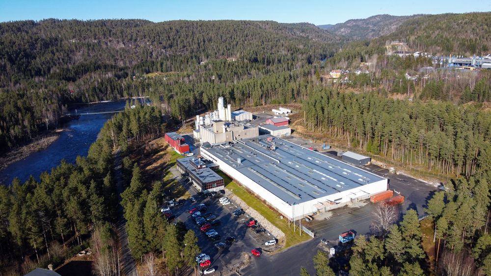 På Birkeland produseres det glassfiber til en tredjedel av rotorbladene til vindmøller i Europa. Nå trues de av strømprisen.