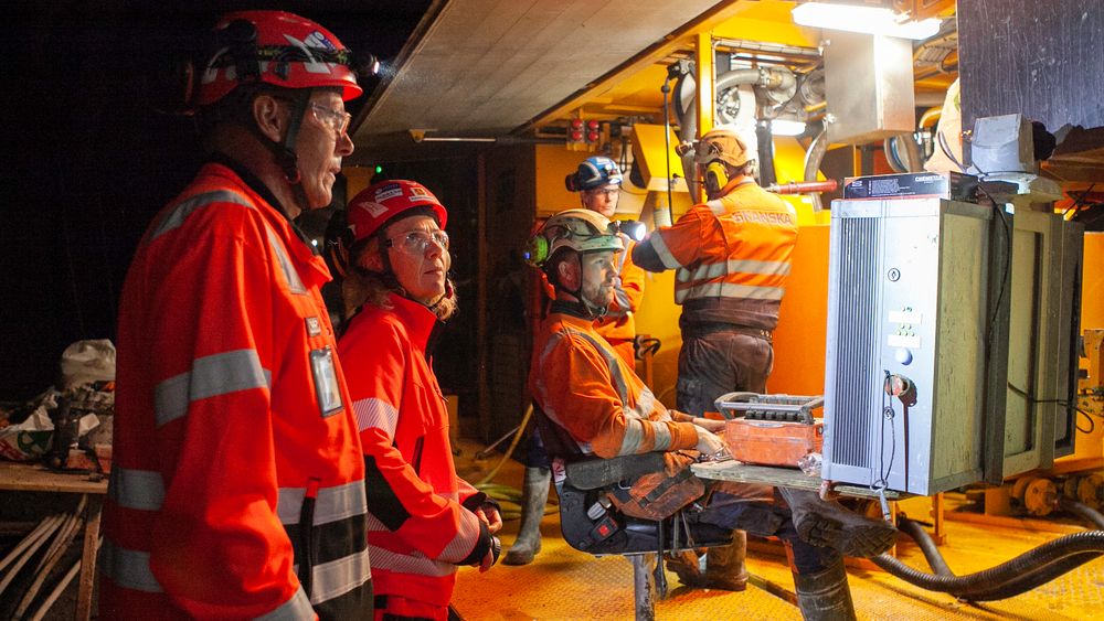 Tommie Blomkvist, Ørjan Selnes og Henrik Kvikne er i full gang med injisering før neste sprengning inne i Sollihøgdatunnelen. Her sammen med prosjektleder May Bente Hiim Sindre og byggeleder for tunnel fra Statens Vegvesen, Trond Øygarden.