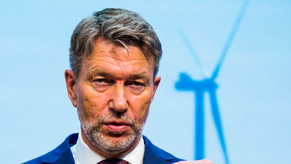 Olje- og energiminister Terje Aasland (Ap) lover nye regler for vindkraft i Norge.