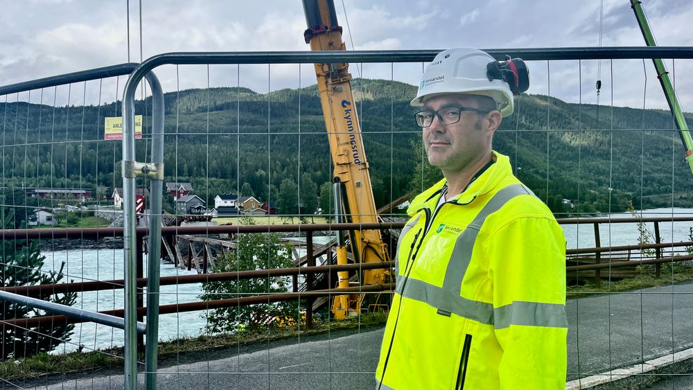 Erling Surnflodt, koordinator for bruvedlikehold i Innlandet fylkeskommune, forteller hvordan de går fram for å rive Tretten bru. Her står han ved den sammenraste brua. 