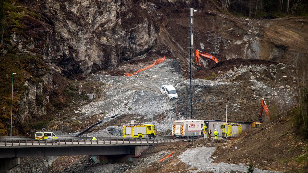 En bil ble tatt av et jord- og steinras på nordsiden av Stavsjøfjelltunnelen ved E6 i mai i år.