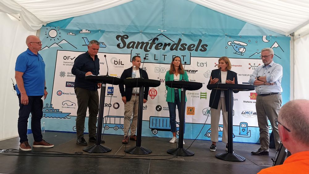 Alle i paneldebatten ønsket seg sikrere veier. F.v. ordstyrer Bård Morten Johansen, Trygg Trafikk, Thor Egil Braadland, NAF, Direktør for Vegtilsynet Magnus Steigedal, Ingvild K. Ytrehus, SHK, vegdirektør Ingrid Dahl Hovland og direktør i Trygg Trafikk, Jan Johansen.