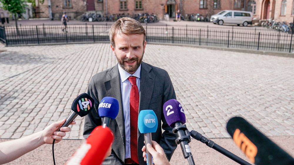Næringsminister Jan Christian Vestre (Ap) møtte pressen etter strømstøtte-møtet med NHO og LO tirsdag på Statsministerens kontor.
