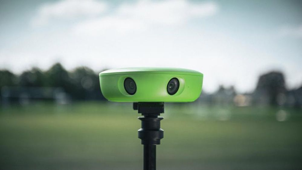 Veo Cam 2 er et autonomt kamera som med hjelp fra kunstig intelligens kan følge spillet på en fotballbane og livestrømme gjennom et innebygget SIM-kort. 