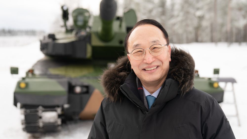 Eui-Seong Lee, direktør for forsvarsdivisjonen i Hyundai Rotem, besøkte Rena i slutten av januar i forkant av en måned med vinterprøver for de to stridsvognkandidatene.
