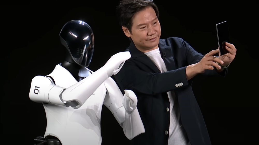 Xiaomi-toppsjefen Lei Jun tar selfie med selskapets nye robot – CyberOne.