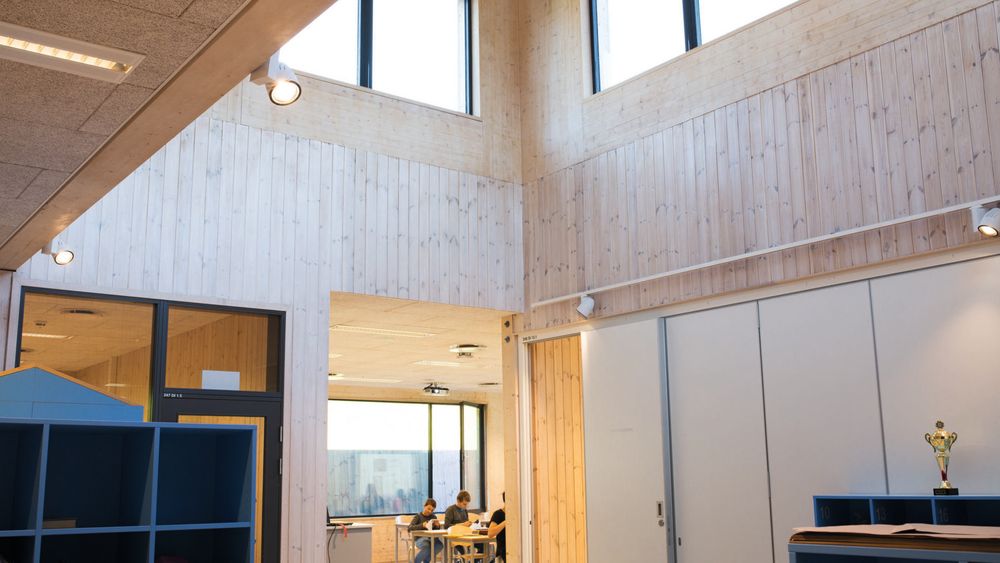 Forskere har samlet eksisterende kunnskap om hvordan lys påvirker skoleelever. Det kan føre til mer læring og mindre uro. Her trives 7. trinn ved Ulsmåg skole i Bergen. Arkitekt: Ola Roald Arkitektur. 
