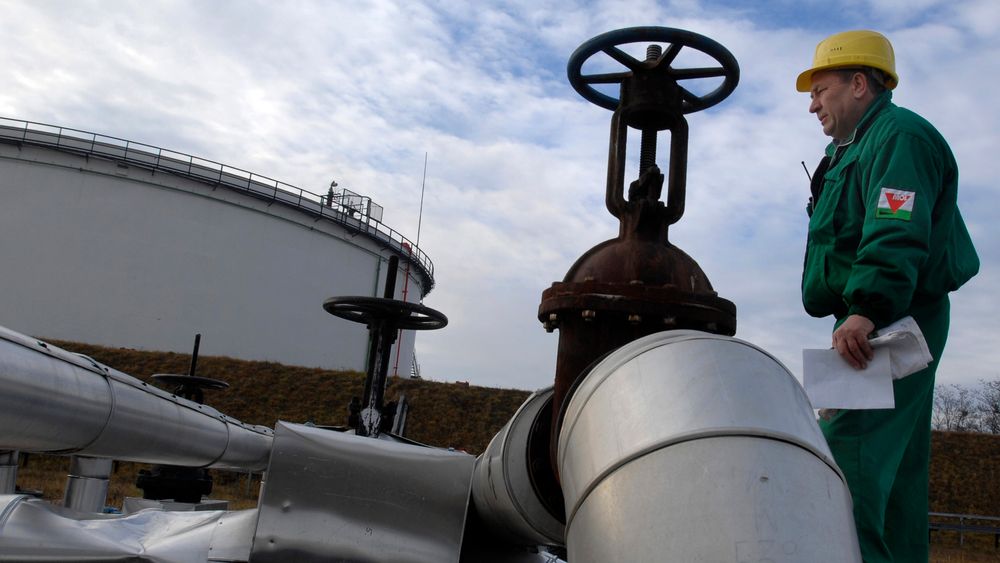 En ingeniør arbeider på en oljerørledning i Ungarn som tar imot russisk olje.