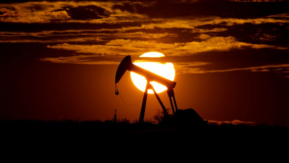 Det er første gang på et år at de oljeproduserende landene har varslet produksjonskutt. USA og andre vestlige land har forsøkt å få landene til å øke produksjonen for å dempe oljeprisen.