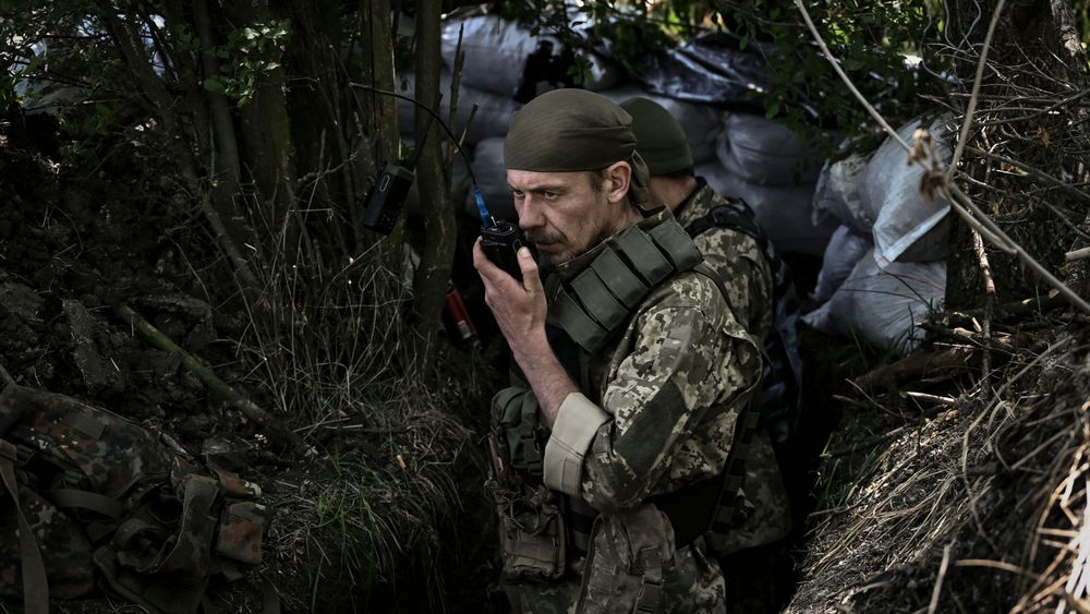En ukrainsk soldat kommuniserer via radio ved fronten i Donbas i juni. Sikre kommunikasjonsmidler kan bety forskjellen på liv og død i krig.