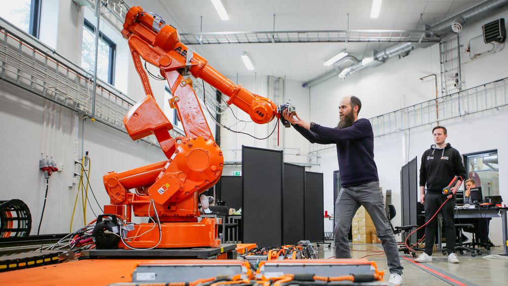 Martin Choux og hans kolleger ved Universitetet i Agder vil ta i bruk robotikk og kunstig intelligens for å forenkle resirkulering av batterier.