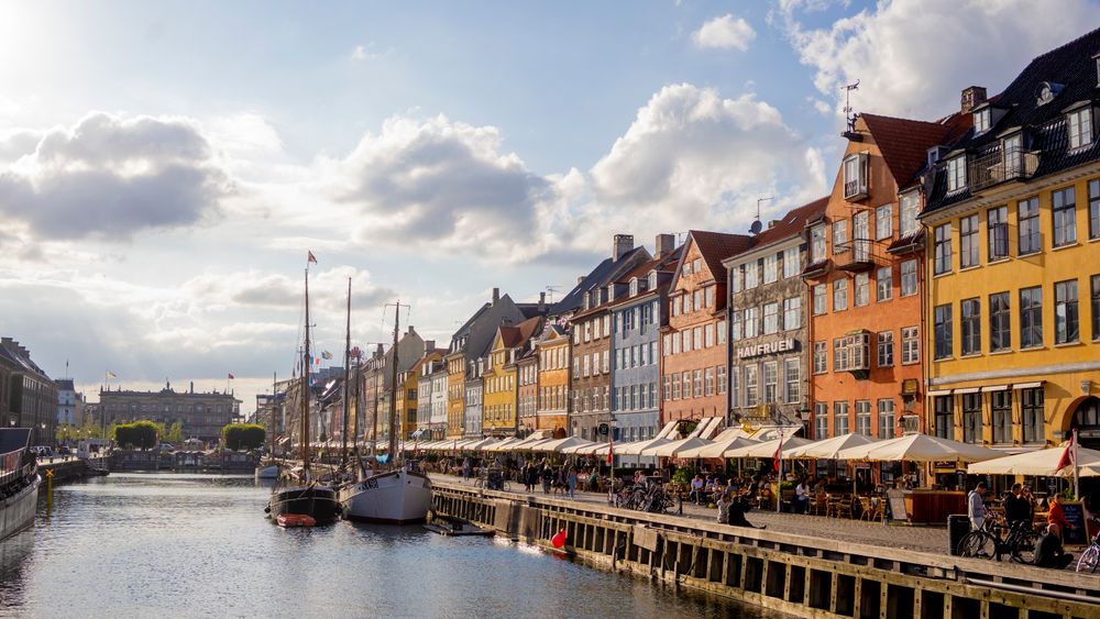 For å spare på energi vil den danske regjeringen at temperaturen i offentlige bygg skrus ned til 19 grader fra og med 1. oktober. Bildet viser Nyhavn i København.