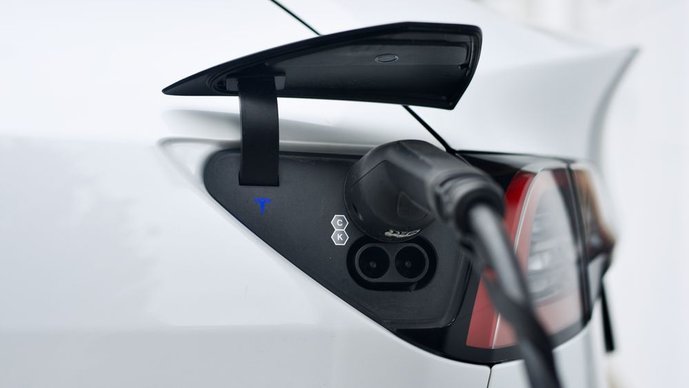 Nå kan du ikke lade elbilen gratis hos Ikea mer. Her AC-lader en Tesla Model Y.