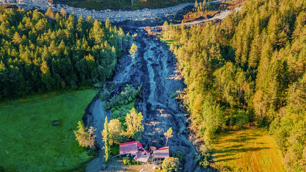 «Gammel» nedbør kan ha bidratt til å utløse skredet i Valsøyfjord i Heim kommune i Trøndelag, ifølge UiO-professor Johan Petter Nystuen. Han vil ha mer fokus på klimaendringer for å forebygge ras.