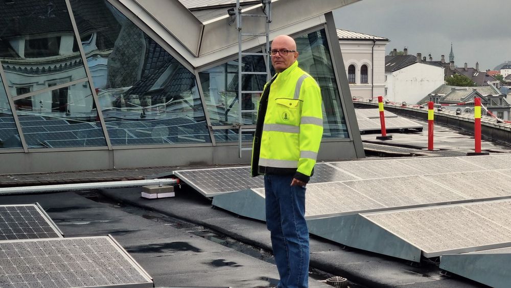 Steinar Sundberg frykter at solceller og enøk-tiltak ved UiB må skrinlegges på grunn av uforutsette flaskehals-kostnader.