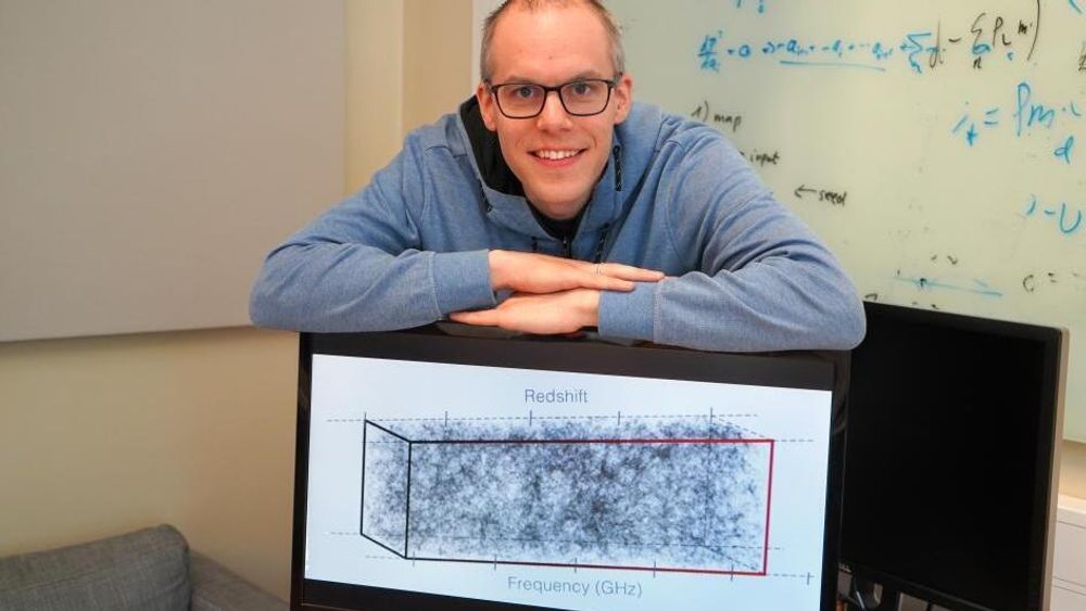 Håvard Tveit forklarer at hver lille svarte prikk på skjermen er en galakse. 