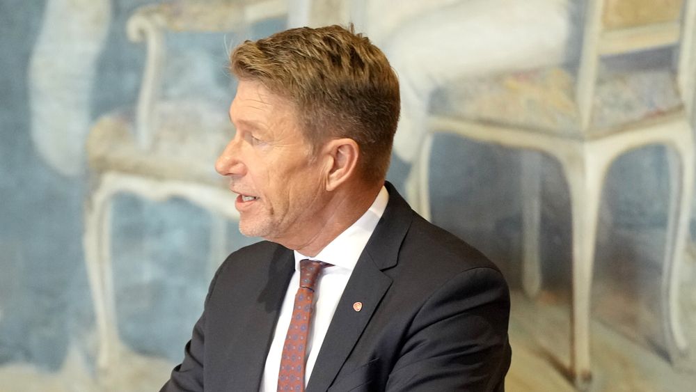 Olje- og energiminister Terje Aasland på talerstolen i Stortinget. Han redegjorde mandag for kraftsituasjonen. 