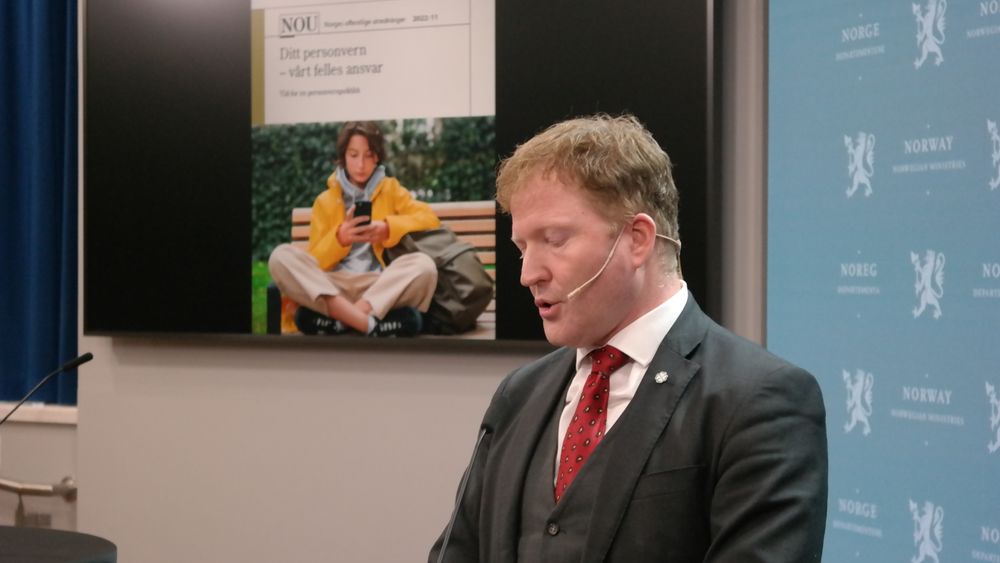 I det som kunne ha vært en festtale for personvernet, valgte kommunal- og distriktsminister Sigbjørn Gjelsvik å understreke at personvernhensyn skal veies opp mot andre viktige samfunnshensyn.