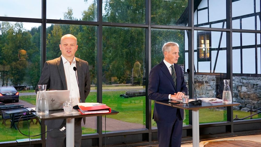 Statsminister Jonas Gahr Støre (Ap) og finansminister Trygve Slagsvold Vedum (Sp) under pressekonferansen på Blaafarveværket. 