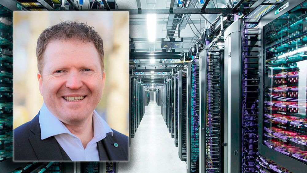 Kommunal- og distriktsminister Sigbjørn Gjelsvik, innfelt i et bilde av ett av Facebooks datasentre.