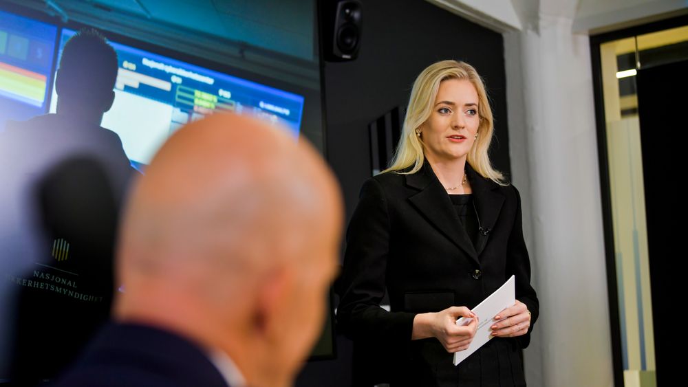 Justisminister Emilie Enger Mehl (Sp) åpner nasjonal sikkerhetsmåned hos Nasjonalt cybersikkerhetssenter i NSM.