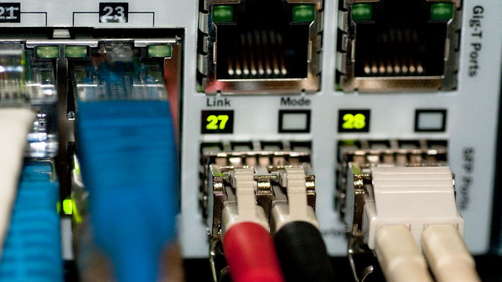 Tilrettelagt innhenting av grenseoverskridende elektronisk kommunikasjon handler blant annet om at E-tjenesten skal kunne lagre metadata om nettrafikken i 18 måneder og gjøre såkalte retrospektive søk i disse dataene.