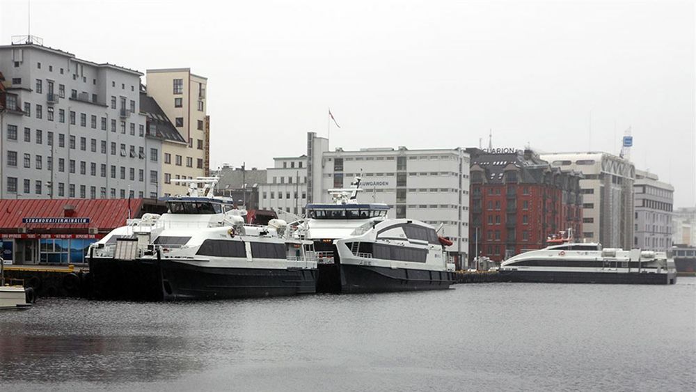 Hurtigbåtene i Vestland skal etter planen driftes med mindre utslipp fra 2026. Her fra Strandkaiterminalen i Bergen