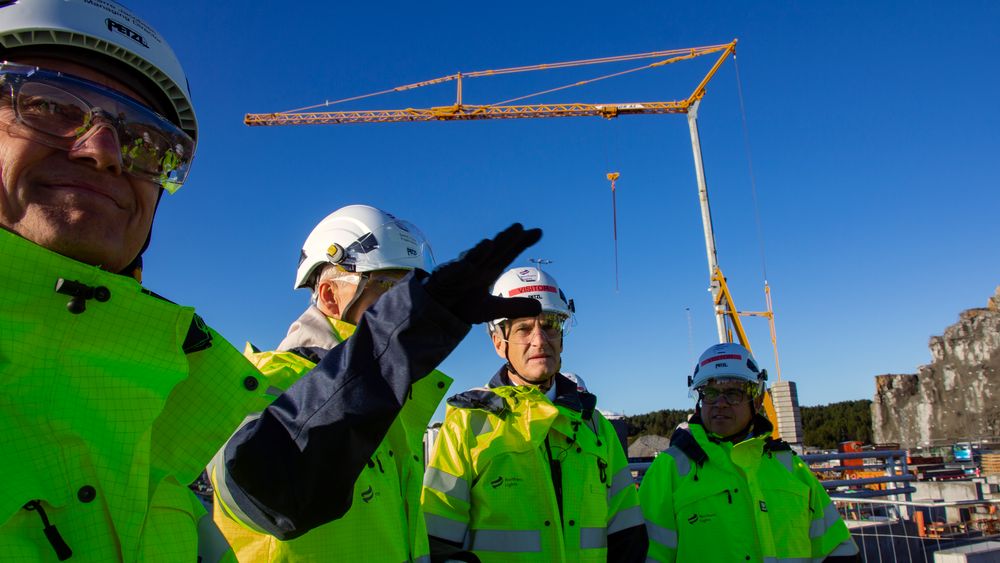 Jonas Gahr Støre ble vist rundt på Northern Lights' anlegg for karbonlagring tirsdag. F.v. Børre Jacobsen, direktør for Northern Lights, prosjektdirektør Sverre Overå, Støre og Øygarden-ordfører Tom Georg Indrevik.