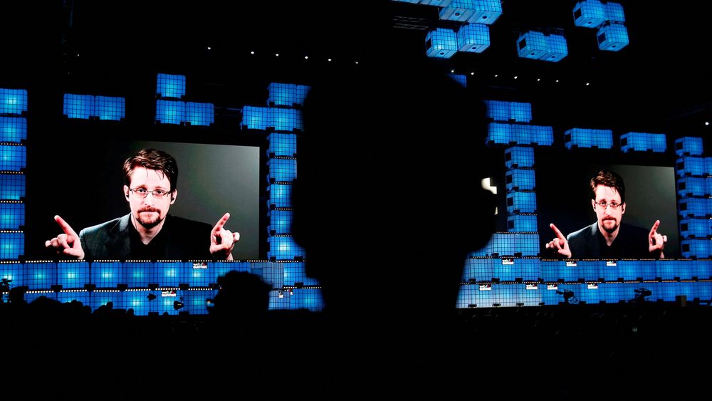 Edward Snowden bor for øyeblikket i Moskva i Russland, etter at de innvilget ham russisk statsborgerskap tidligere i år.