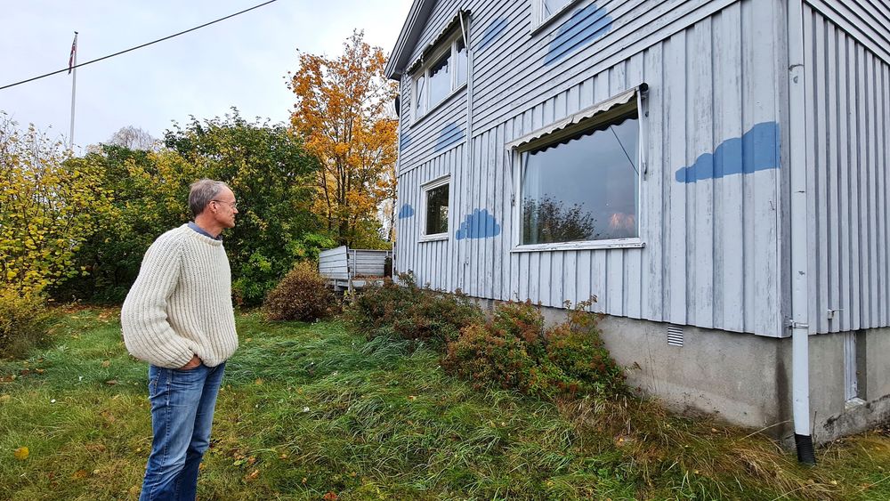Døtrene til Carsten Hjelde har pyntet det gamle huset med skyer. Nå skal det rives til fordel for et nytt hus med solceller integrert i fasaden.