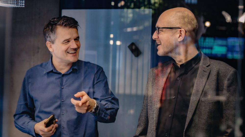 - Nå melder vi oss på i kampen om å lage de enkleste og mest kundevennlige løsningene i Europa, sier Vipps-sjef Rune Garborg (t.v.) og MobilePay-sjef Claus Bunkenborg.