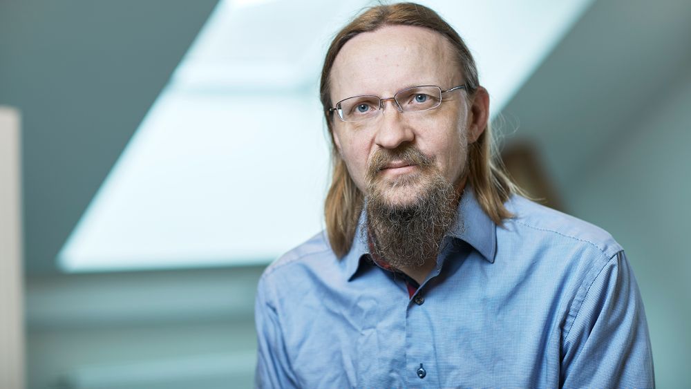Dagens internett består av et svært løst organisert nettverk hvor hver organisasjon stort sett er fri til å ta egne valg. Denne desentraliseringen gir oss et svært robust internett, både mot fysisk skade og mot statlig eller juridisk påvirkning, skriver Jan Marius Evang, PhD-student ved Simula Metropolitan i Oslo.