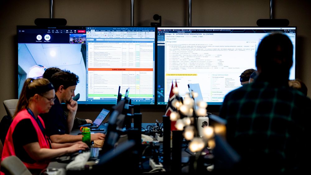 Natt til lørdag 12 november settes Helseplattformen i produksjon ved St. Olavs hospital i Trondheim kommune i november. Bilde fra det operative kommandosenteret til helseforetaket.