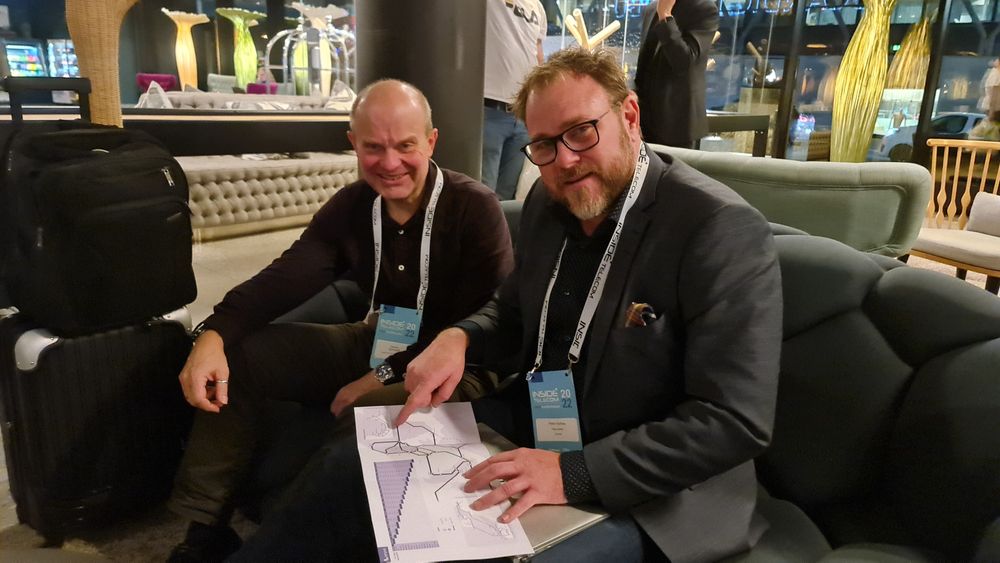 Steinar Bjørnstad (til venstre) og Peter Hartlow har planene klare for 48 fiberpars undervannskabel mellom Oslo og Rennesøy. I juni starter leggingen.