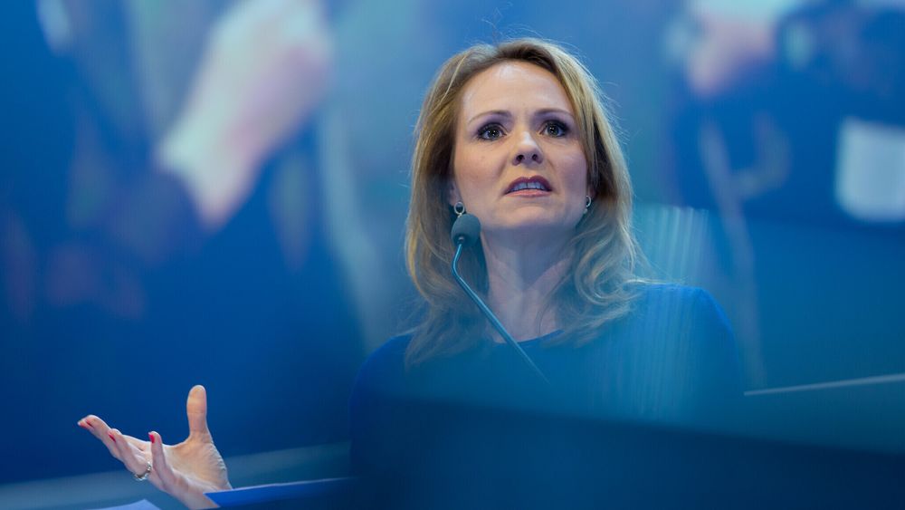 Linda Hofstad Helleland sitter i Næringskomiteen for Høyre. Hun mener differansekontrakter kan bidra til en raskere grønn omstilling for skipsfart. Partiet foreslår 200 millioner kroner til Grønn skipsfart i alternativet til statsbudsjett for 2023.