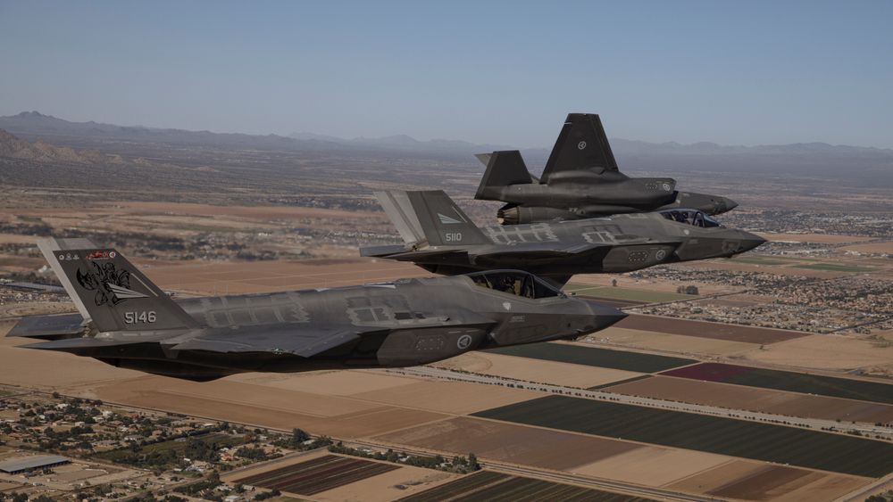 Formasjonsflyging over Arizona 16. november for å markere at Norges ti F-35A på flystasjonen Luke passerte ti tusen flytimer.
