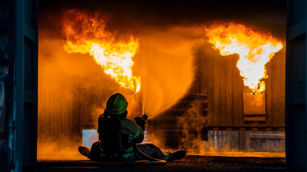 En brannbetjent under øvelse på Lahaugmoen kurs- og kompetansesenter på Skjetten i forbindelse med røykvarslerdagen i fjor.