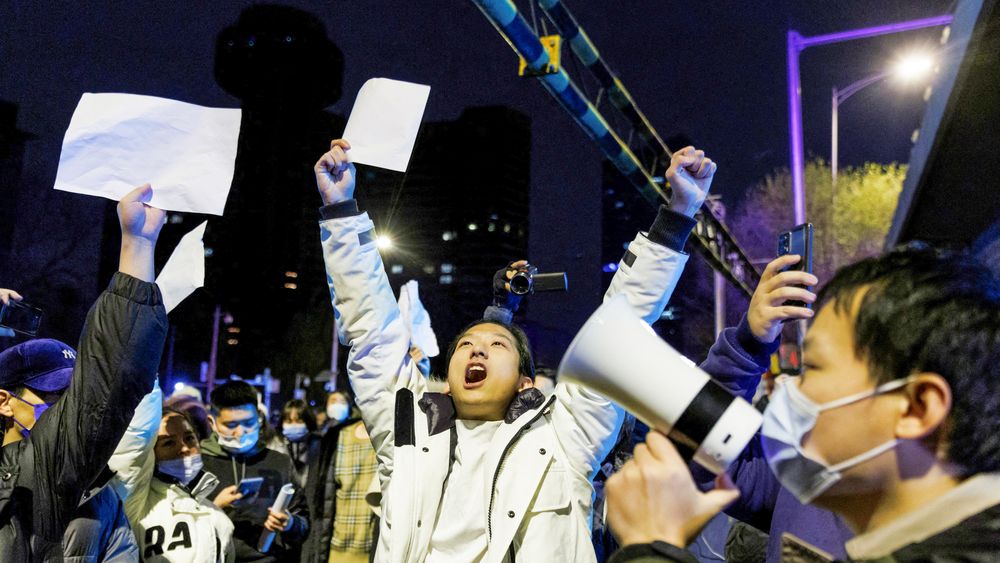 Foxconn-arbeidere holder opp hvite ark for å demonstrere mot koronarestriksjoner.