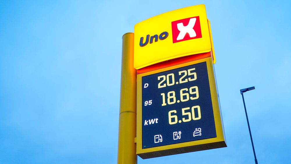 Det første prisskiltet i Norge hos Uno-X på Gulskogen i Drammen med pris på både strøm, bensin og diesel.