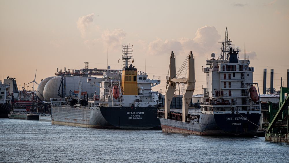 Containerskipene Star River and Basel Express i havnen i Antwerpen. 
