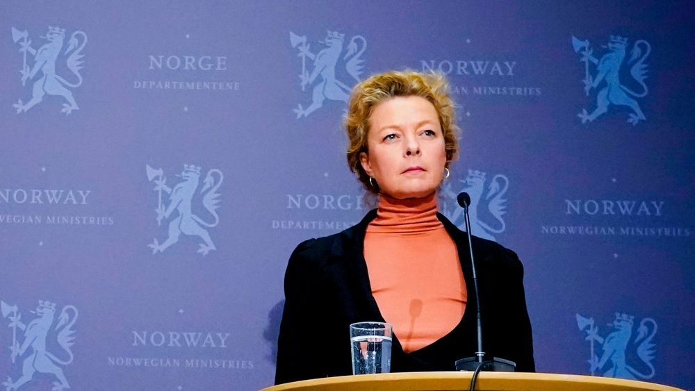 Assisterende sjef i PST, Hedvig Moe (til høyre), sier at målet med forslaget til lovendring ikke er å masseovervåke norske borgere.