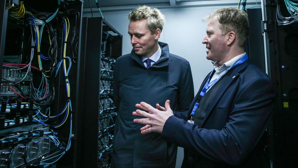 700 meter inne i fjellet: Sp-statsrådene Ola Borten Moe og Sigbjørn Gjelsvik (t.h.) inne i selve datasenteret til Sigma2. Teknologien er fra IBM som har vært samarbeidspartner i Lefdal Mine Datacenter siden starten.